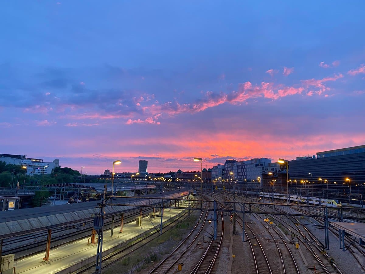 Många järnvägsspår till och från Stockholms central