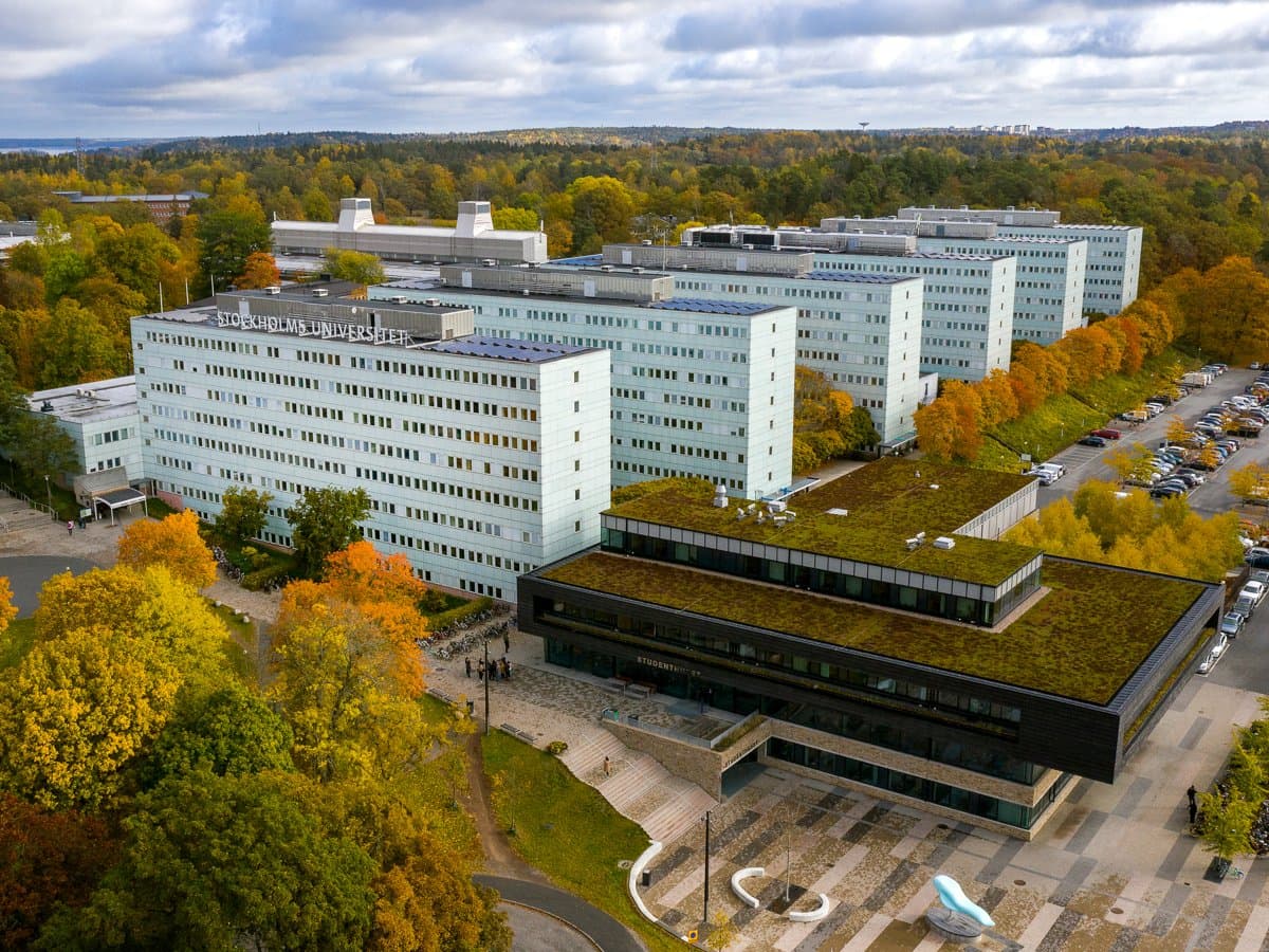 Drönarbild över Stockholms Universitet i höstskrud.