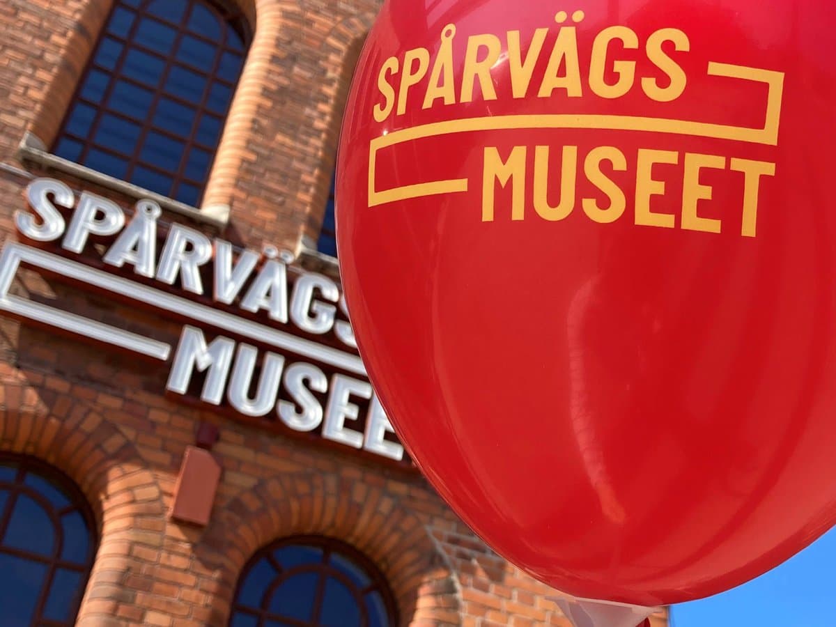 Röd ballong och del av vägg - båda med text Spårvägsmuseet