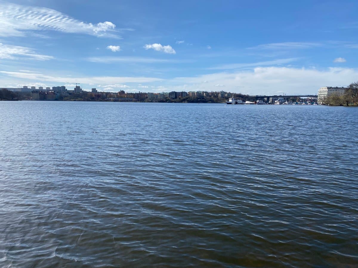 Bild på vatten i Mälaren och blå himmel