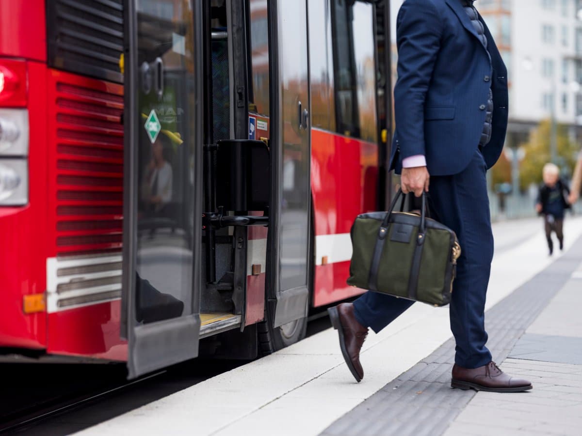 Buss står vid busshållsplats och tar emot resenärer