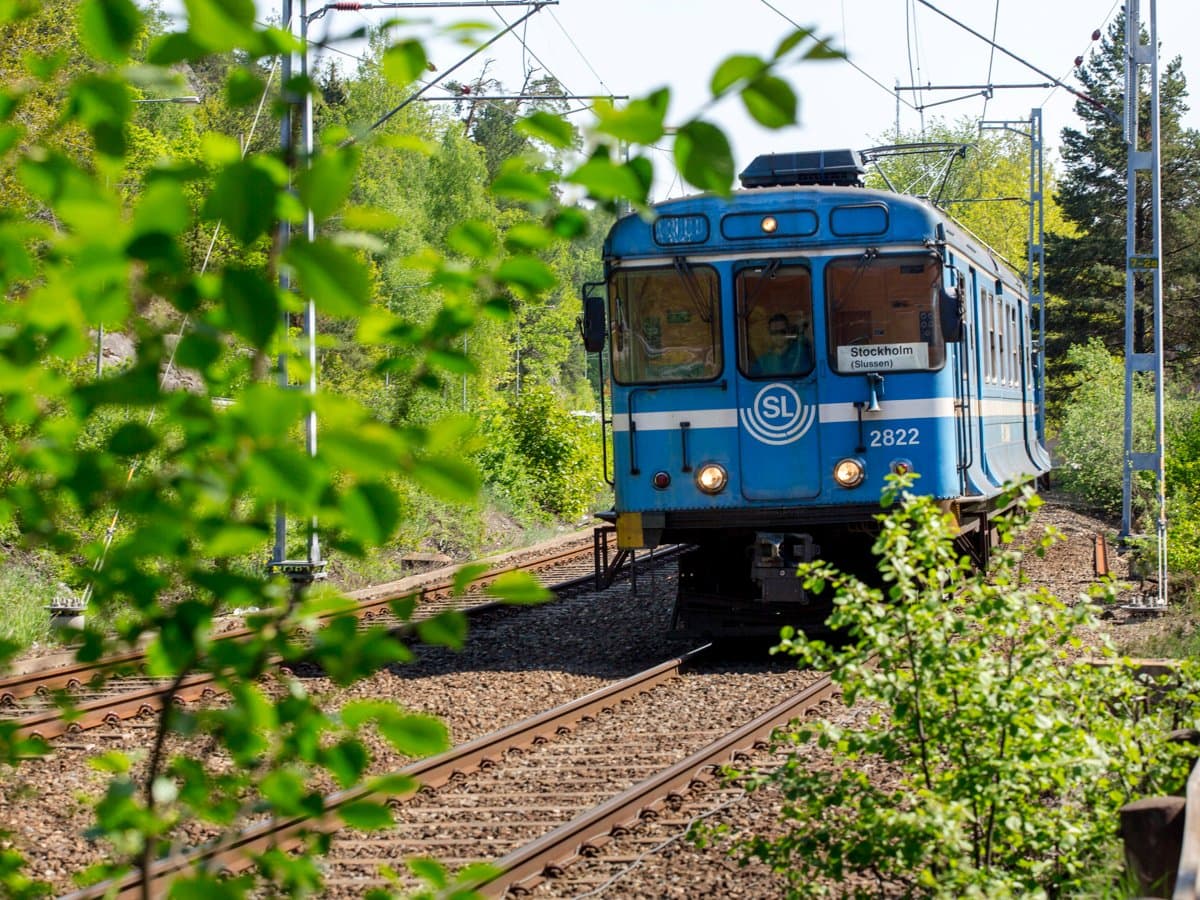 Somrig bild på Saltsjöbanan mellan Storängen och Lillängen