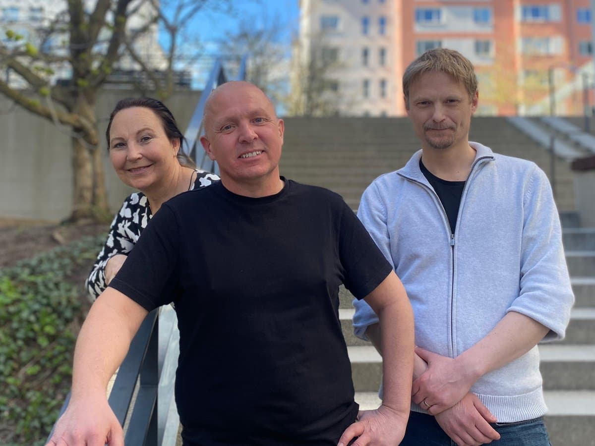 3 personer i gruppbild stående i trappa. Cecilia Garme, Jonas Lindström och Anton Lager