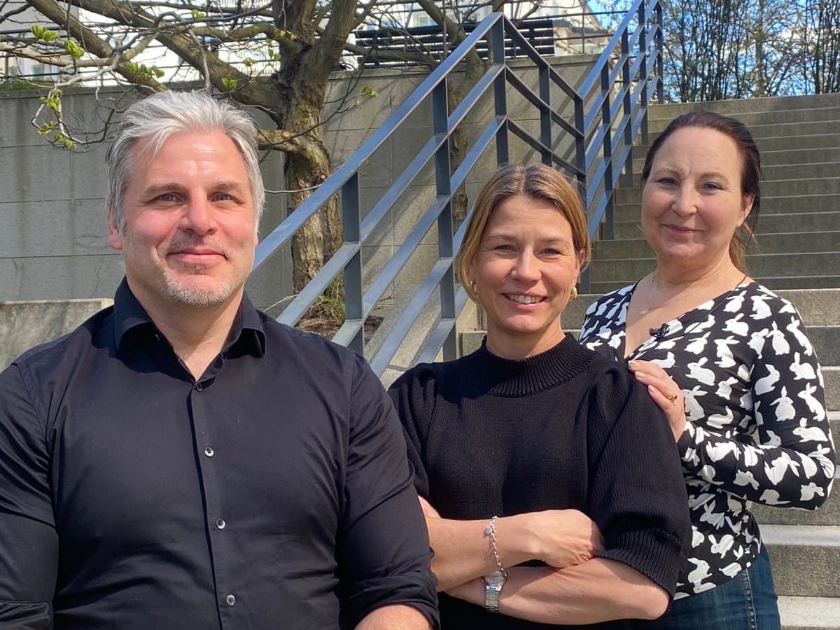 Tre personer står på en trappa utomhus, Martin Andersson, Lena Sellgren, Cecilia Garme