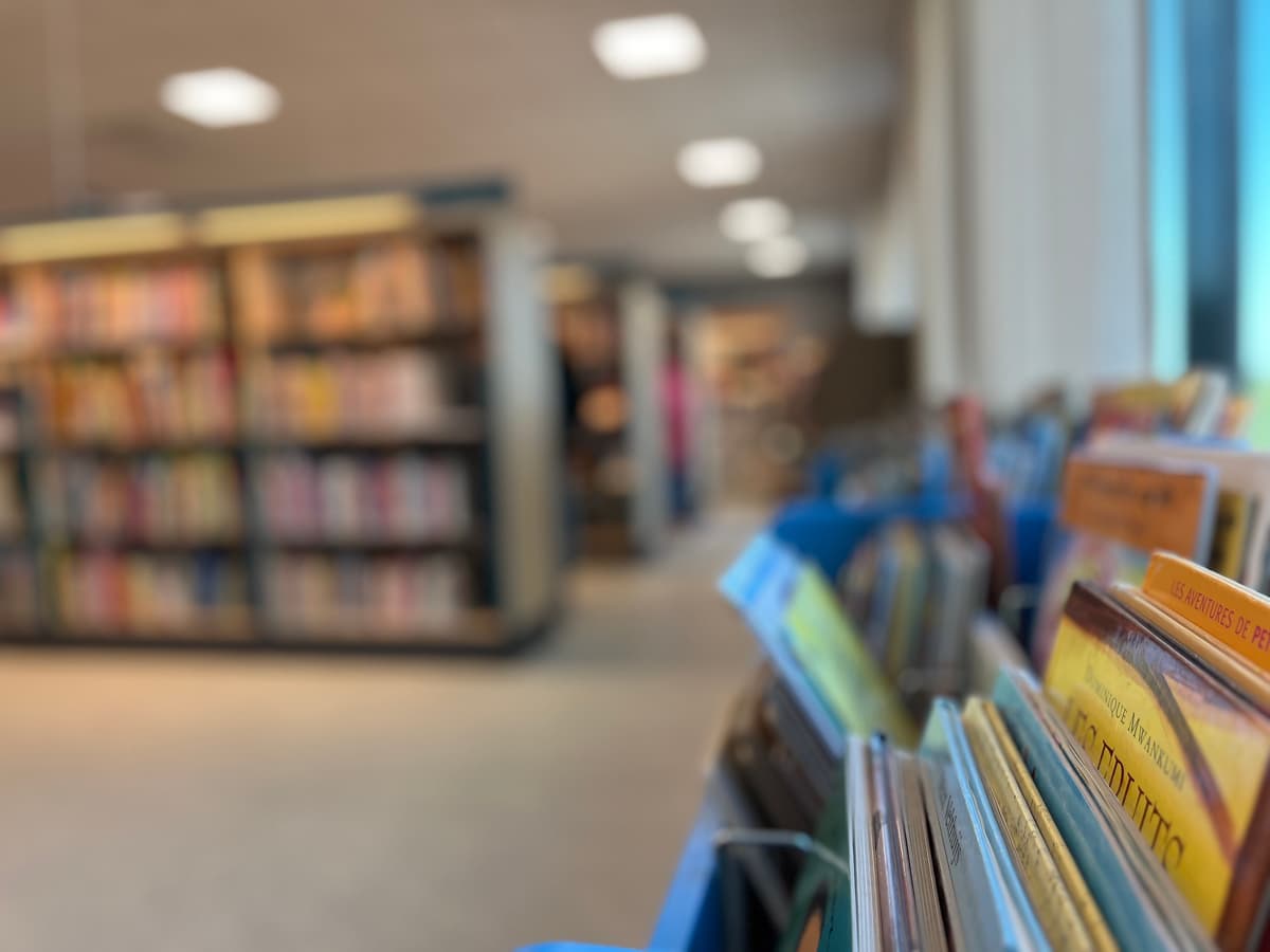 En biblioteksmiljö i oskärpa