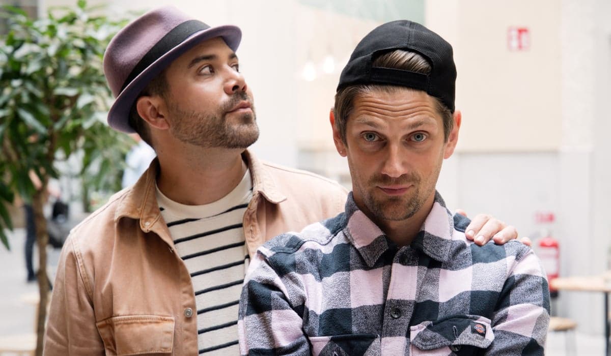 Bild av artisterna i Sirqus Alfon, Erik i hatt och Tobias i bakvänd keps.