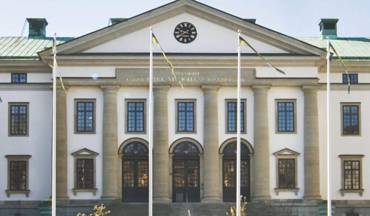 Exteriör bild på Landstingshusets huvudentré.