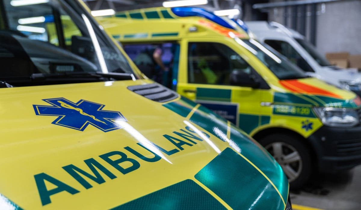 Ambulanser parkerade i ett garage för utryckningsfordon.