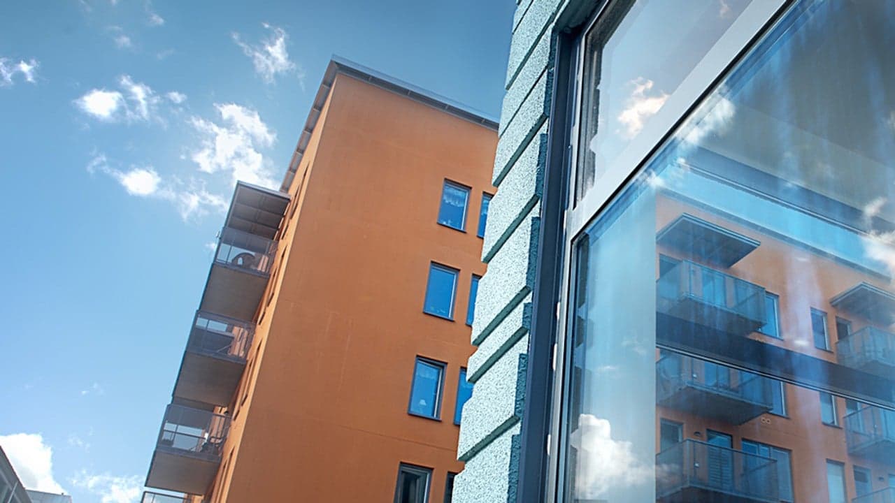 Ett bostadshus och en fasad med glasparti i front
