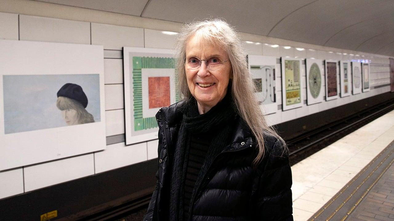 Ulla Wiggen på perrongen på Gärdets tunnelbanestation 2022.