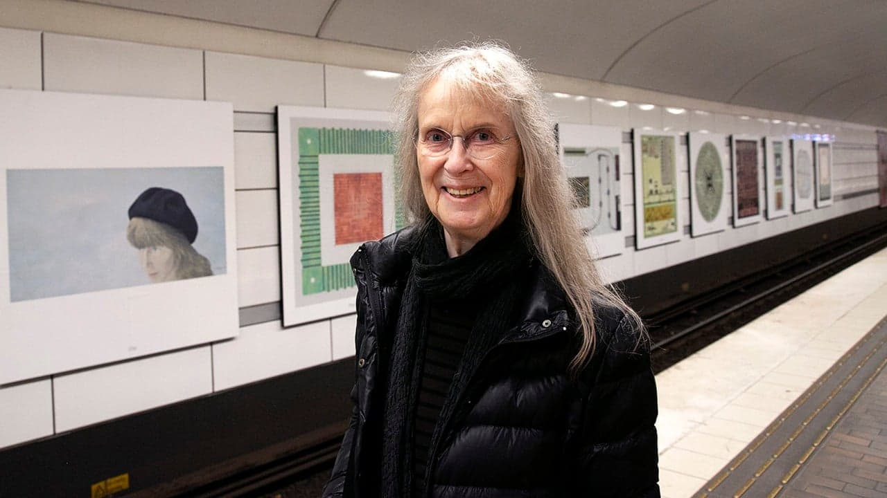Ulla Wiggen på perrongen på Gärdets tunnelbanestation 2022.