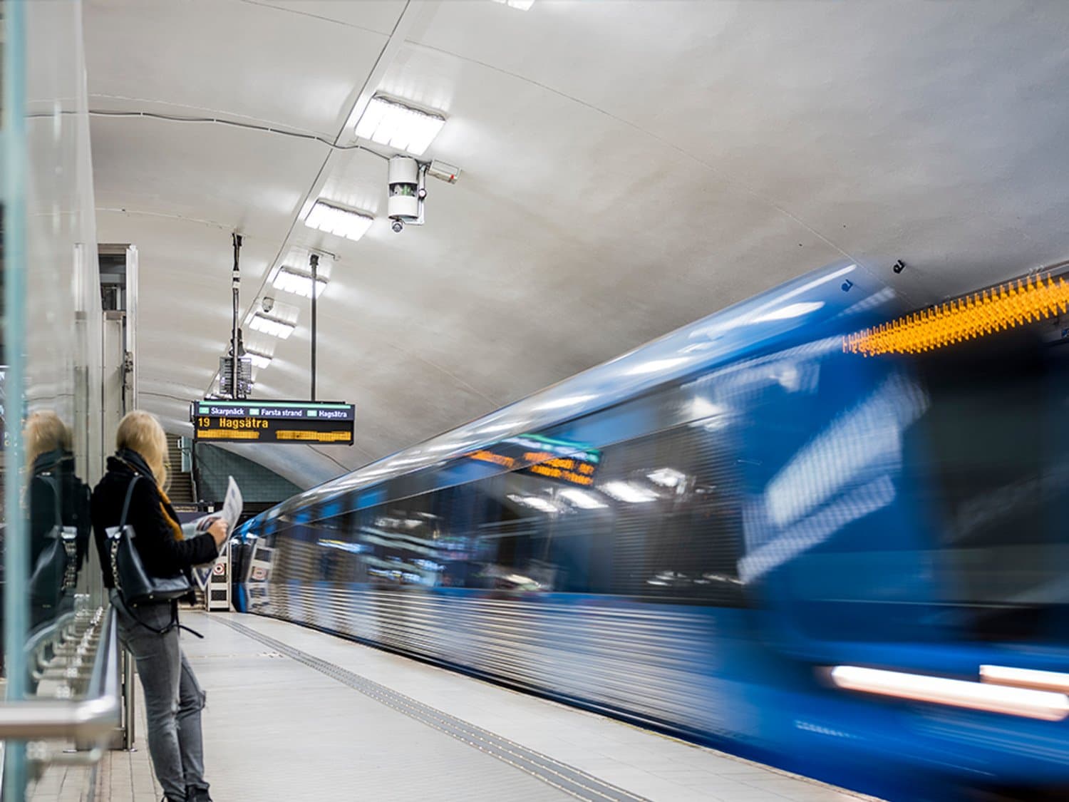 En person väntar på tunnelbanan på Odenplans tågstation