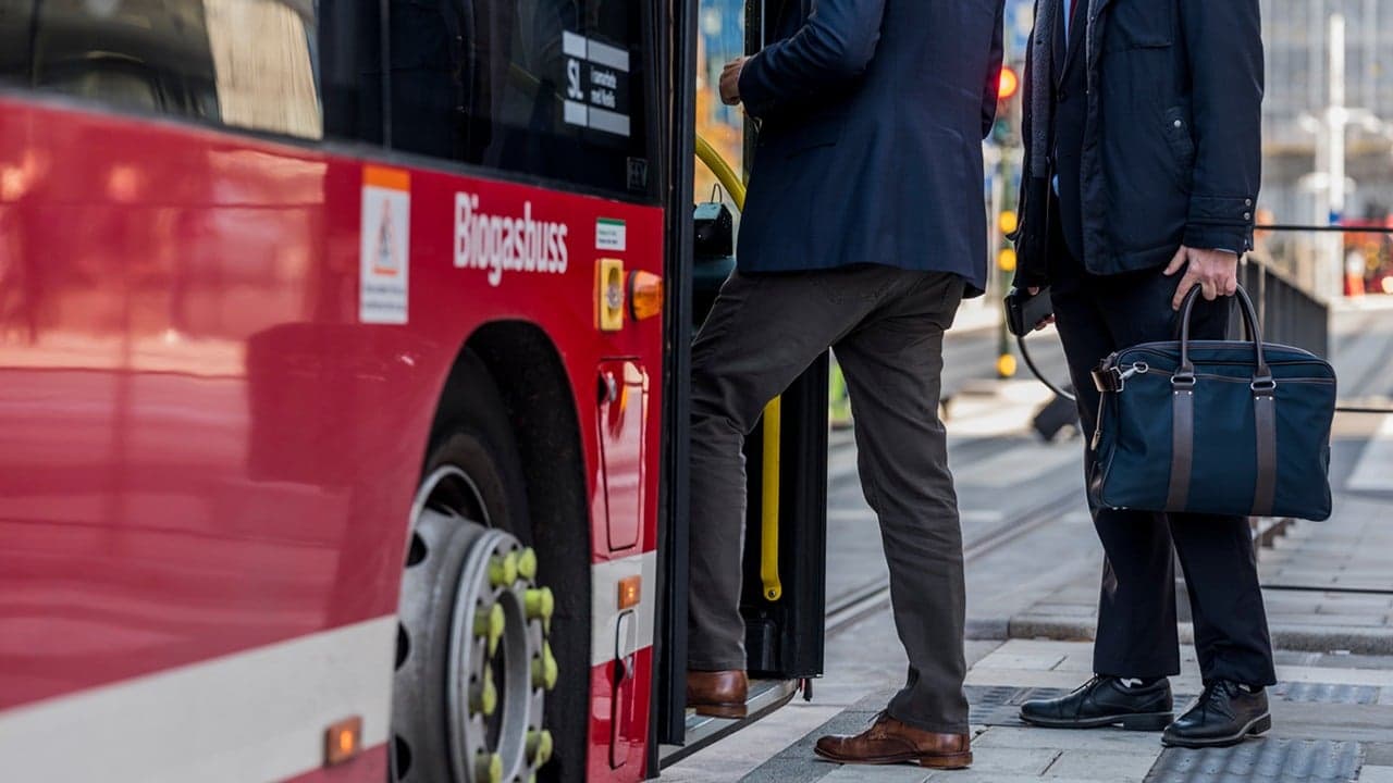 Resenärer stinger på en buss