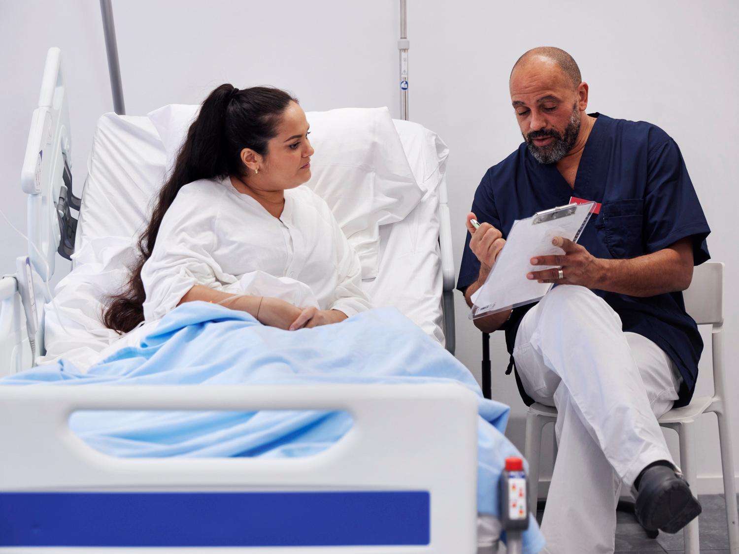 En kvinnlig patient samtalar med sin läkare