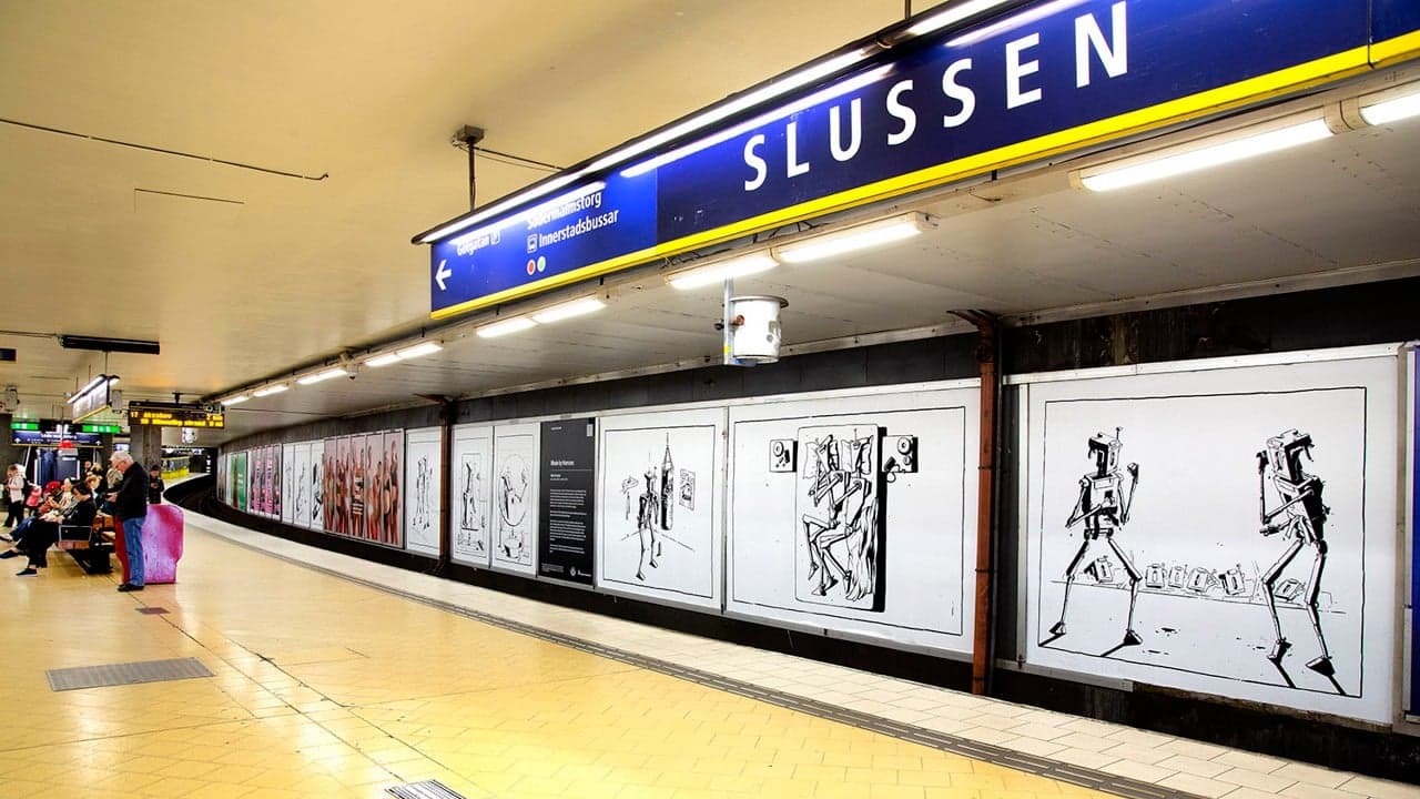 skylt i taket med texten Slussen på tunnelbanestationen