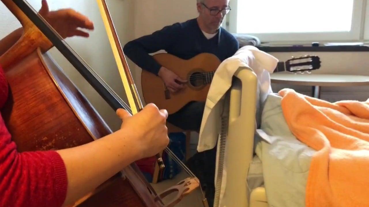 musiker vid sjukbädd