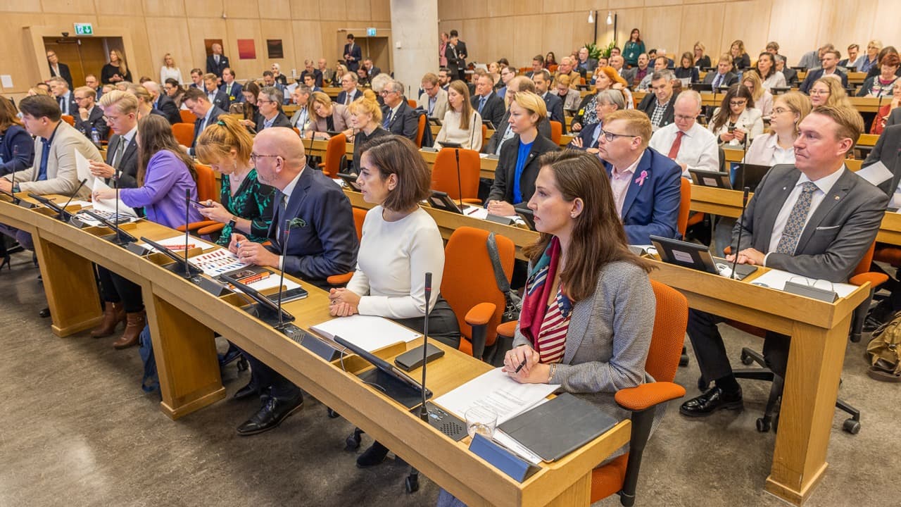 Regionfullmäktige sammanträder och vi ser en fullsatt fullmäktigesal