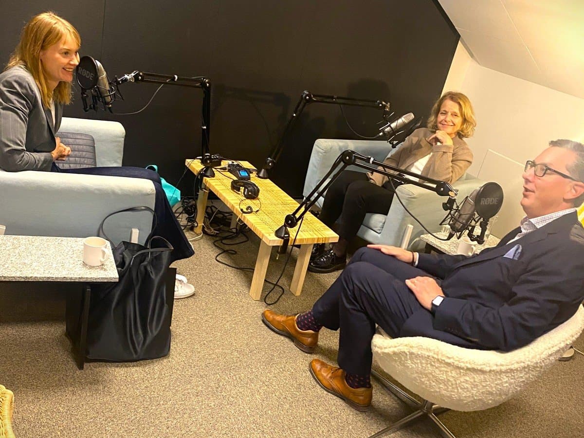 Foto på Clara Hellner, forsknings- och innovationsdirektör på Region Stockholm, och Fredrik Engströmer, innovationschef på Region Stockholm, som sitter i en varsin stol i en inspelningsstudio. På bild syns även Emma Frans som intervjuar.