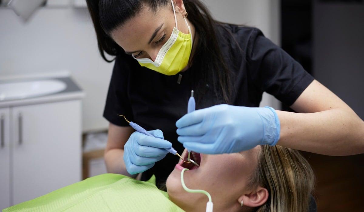 Tandläkare undersöker patient