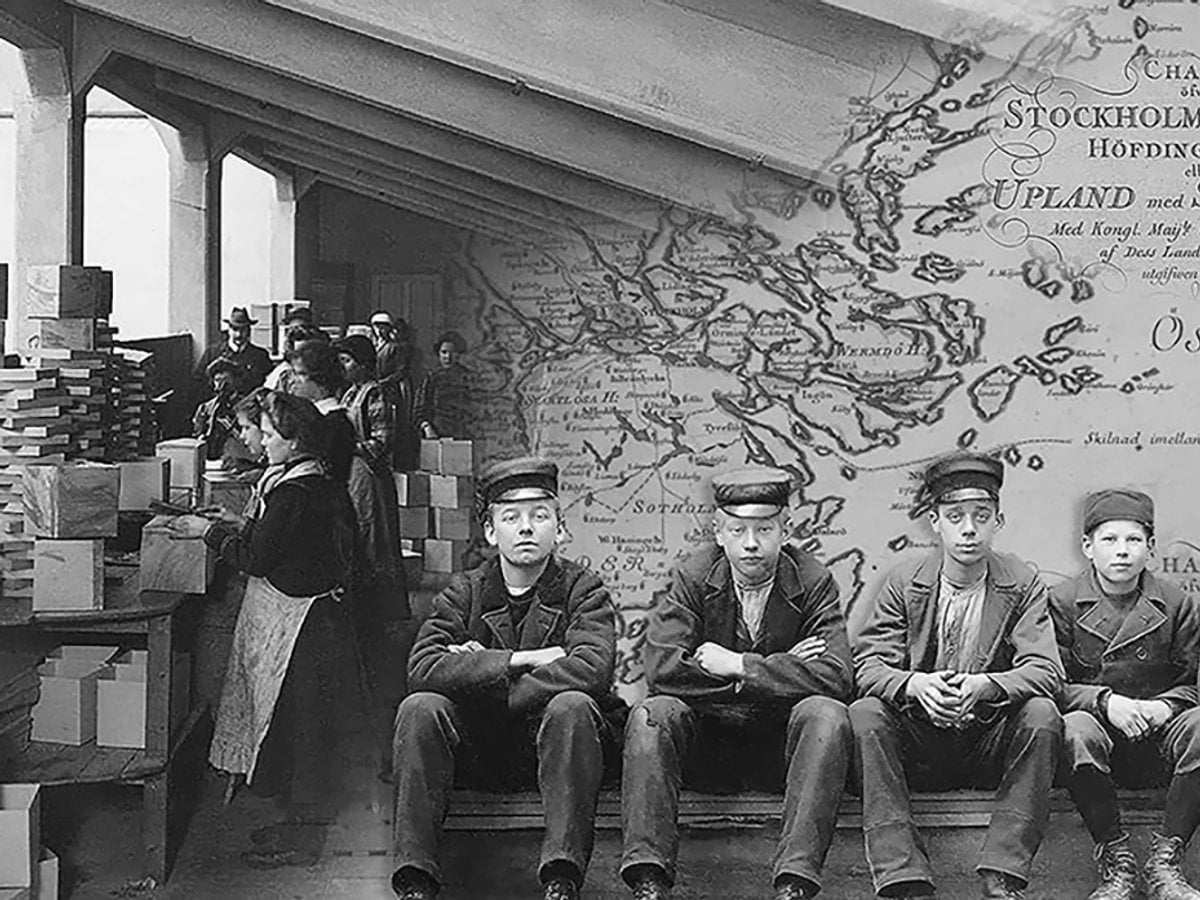 Ett bildkollage av svartvita historiska bilder. Bilden till höger föreställer fyra unga killar som sitter med sina studentmössor och tittar mot kameran med armarna i kors. Bilden till väster föreställer kvinnor i en fabriksmiljö