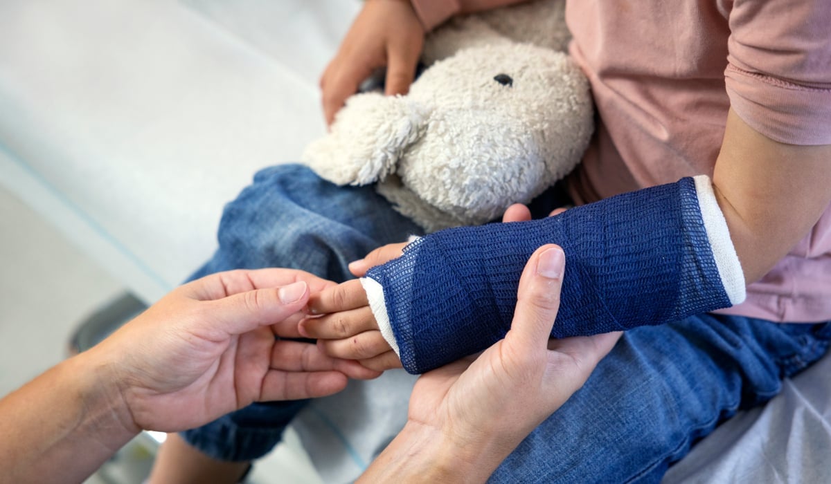 Akutmottagning på sjukhus med ung patient och personal i behandlingsrum