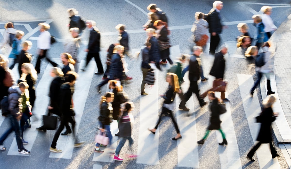 Människor som går över ett övergångsställe
