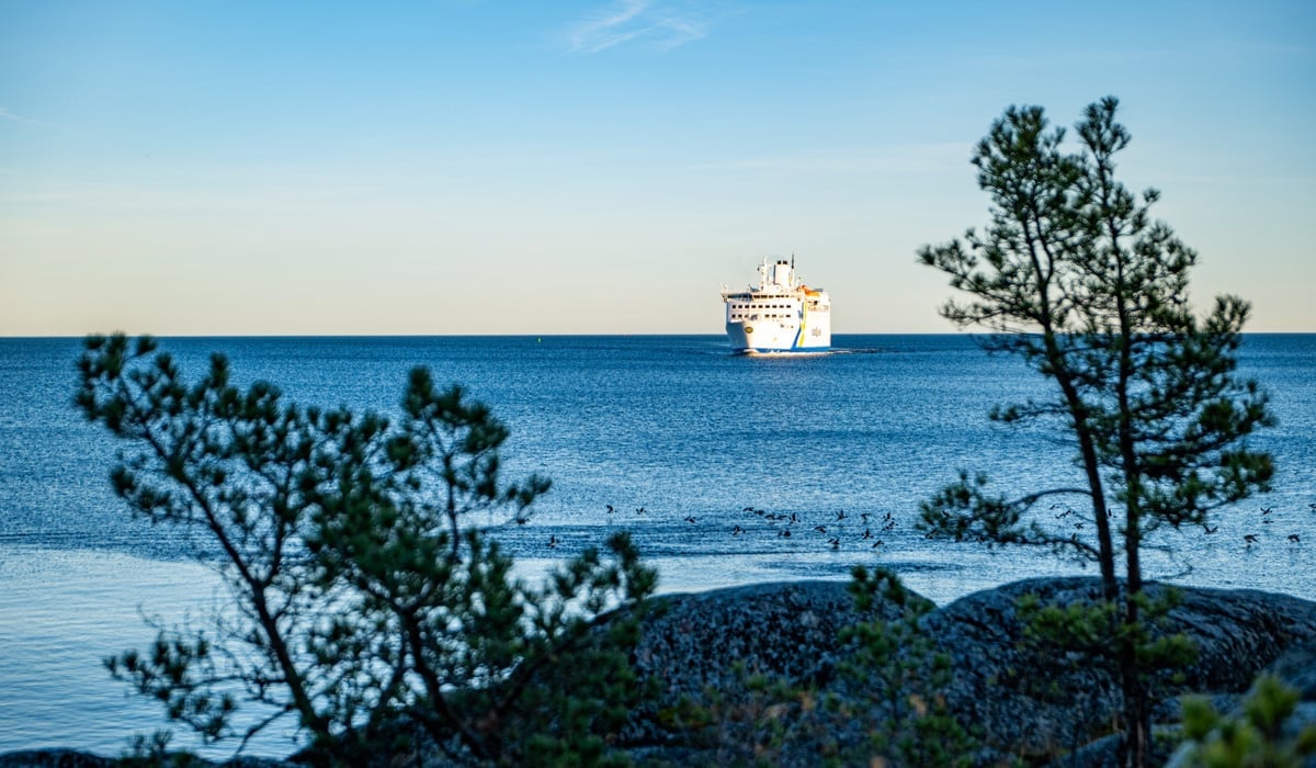 Ett fartyg i fjärran på vattnet.