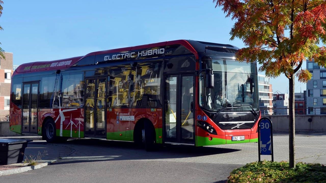 bild på en hybridelbuss