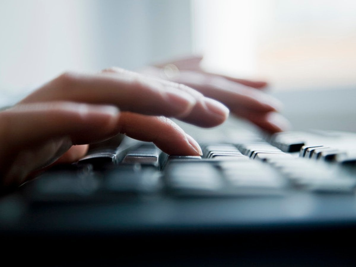 Händer som skriver på ett tangentbord
