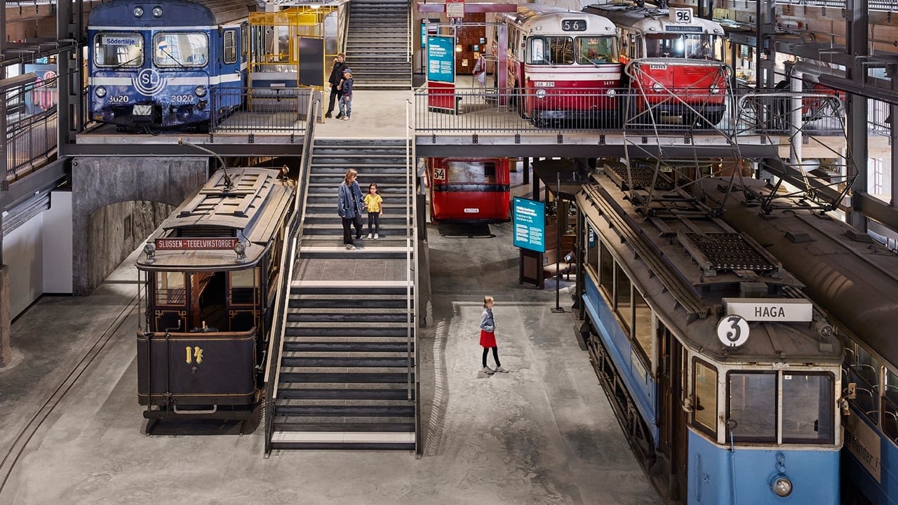 Översiktsbild från Spårvägsmuseet med fordon i olika plan.