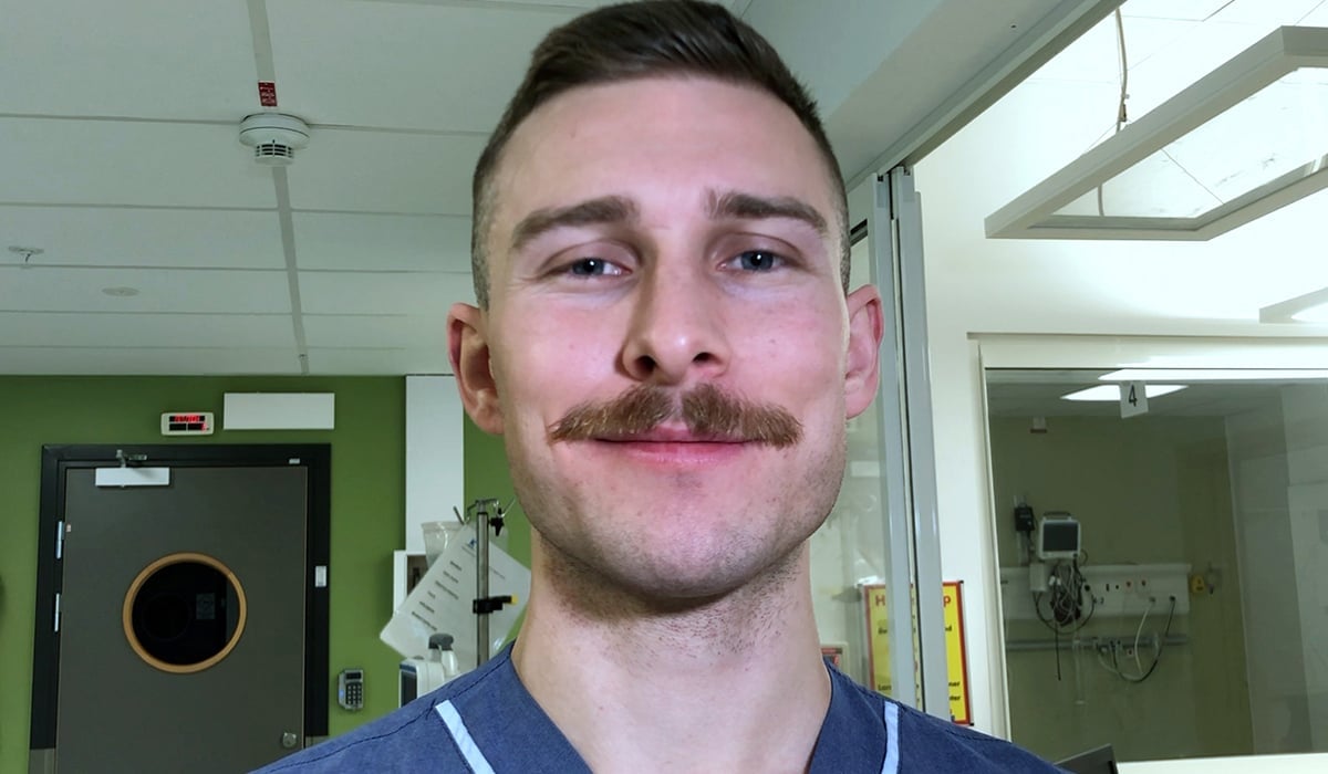 Porträttbild på Gustav klädd i sjukhuskläder