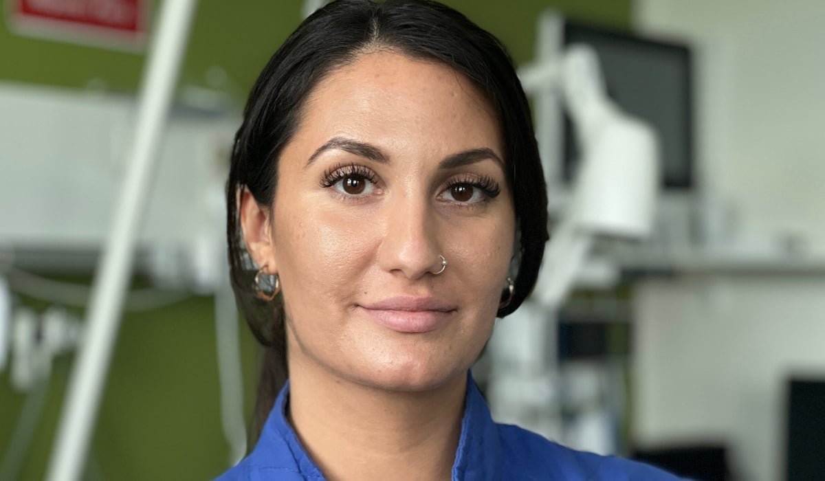 Porträttbild på Nathalie, klädd i sjukhuskläder