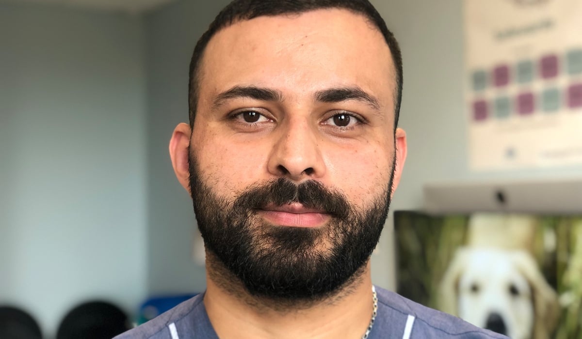 Porträttbild på Daniel, klädd i sjukhuskläder