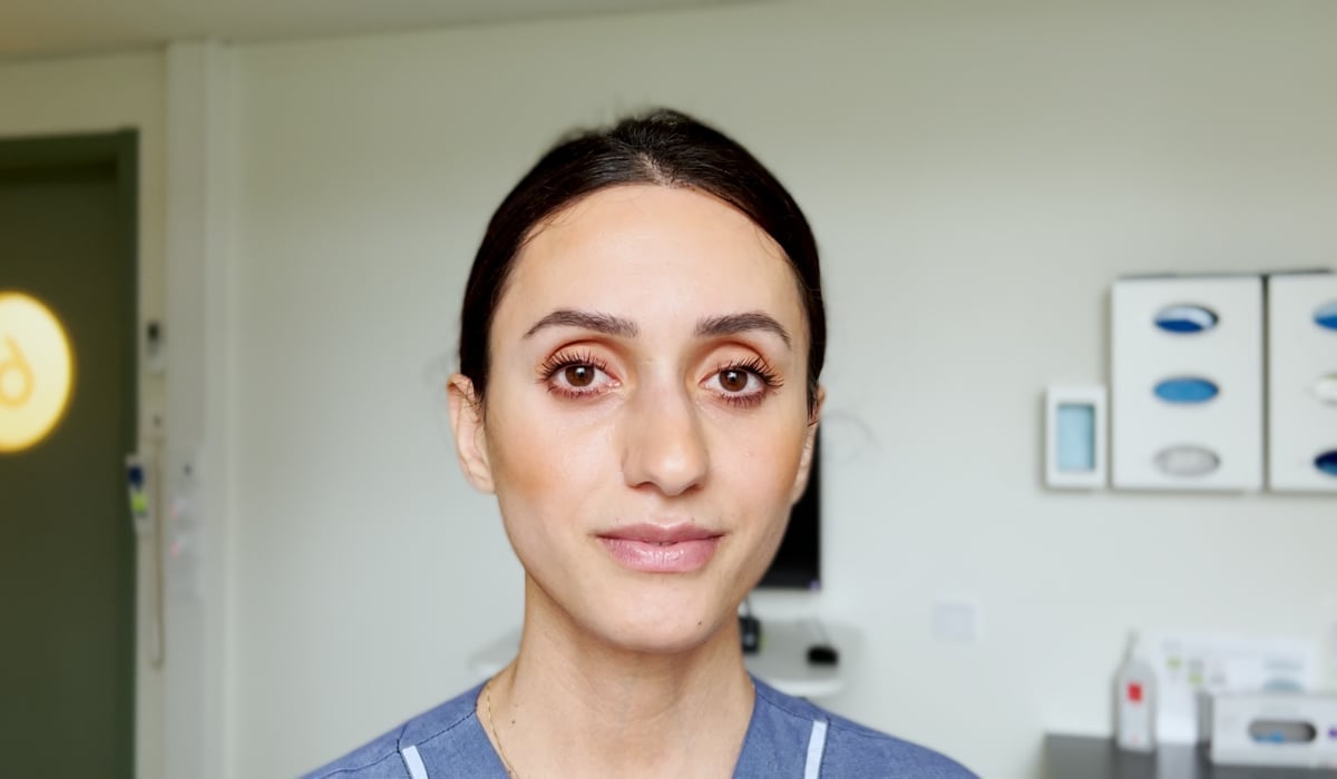 Porträttbild på Roah, klädd i sjukhuskläder