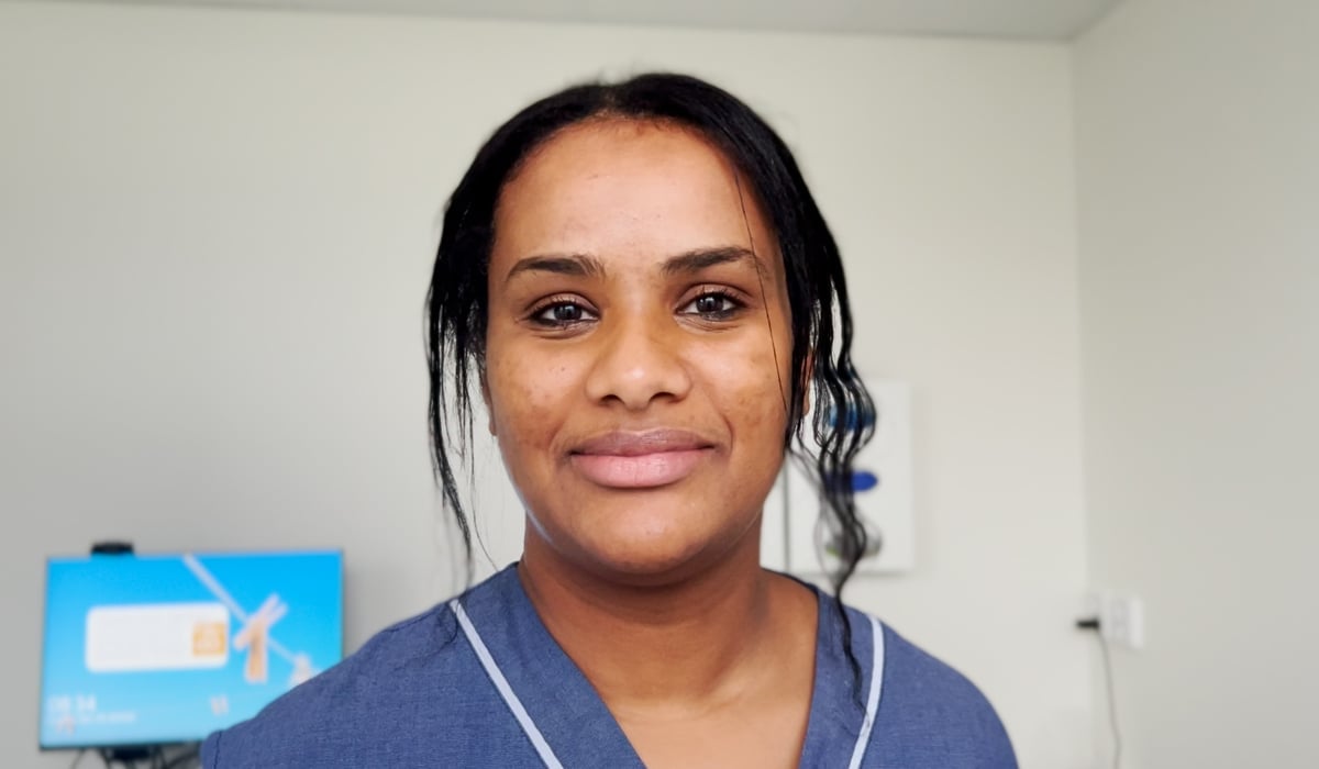 Porträttbild på Amira, klädd i sjukhuskläder