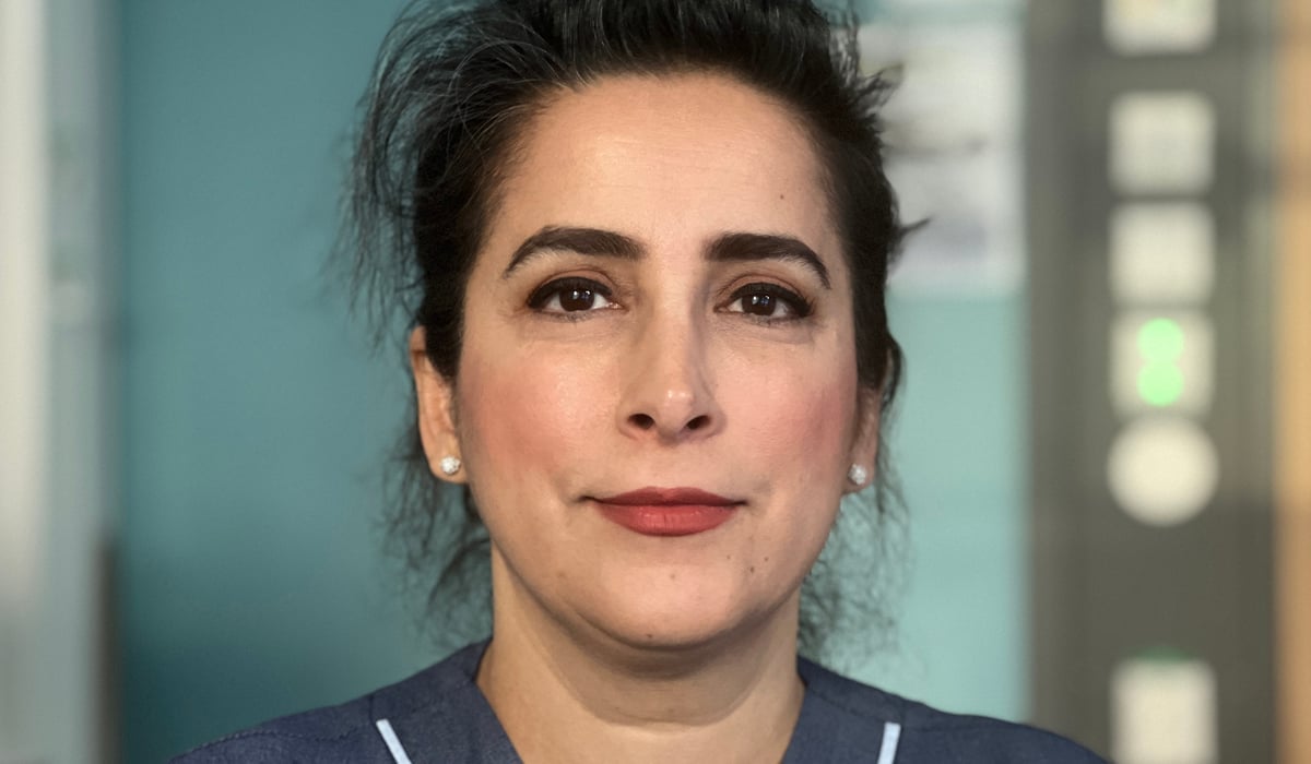 Porträttbild på Ava, klädd i sjukhuskläder