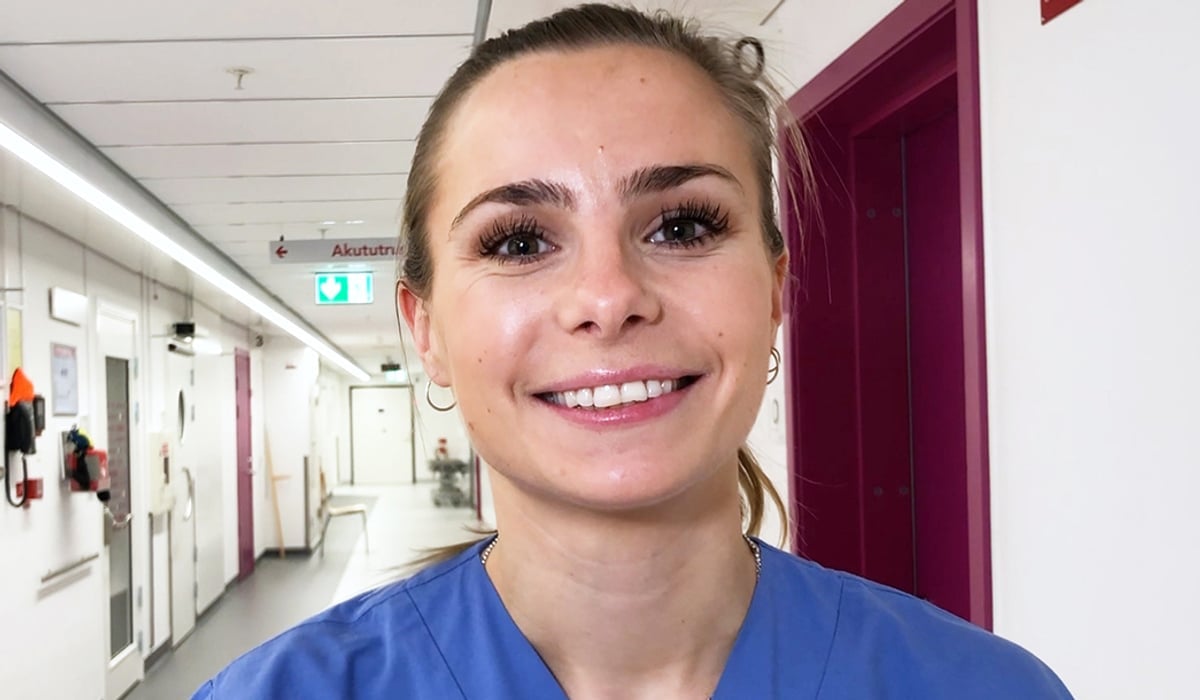 Porträttbild på Daniela, klädd i sjukhuskläder