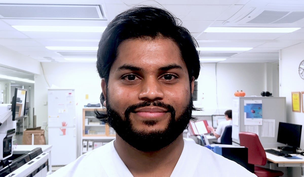 Porträttbild på Shakir, klädd i sjukhuskläder