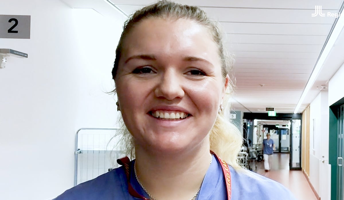 Porträttbild på Lisa, klädd i sjukhuskläder