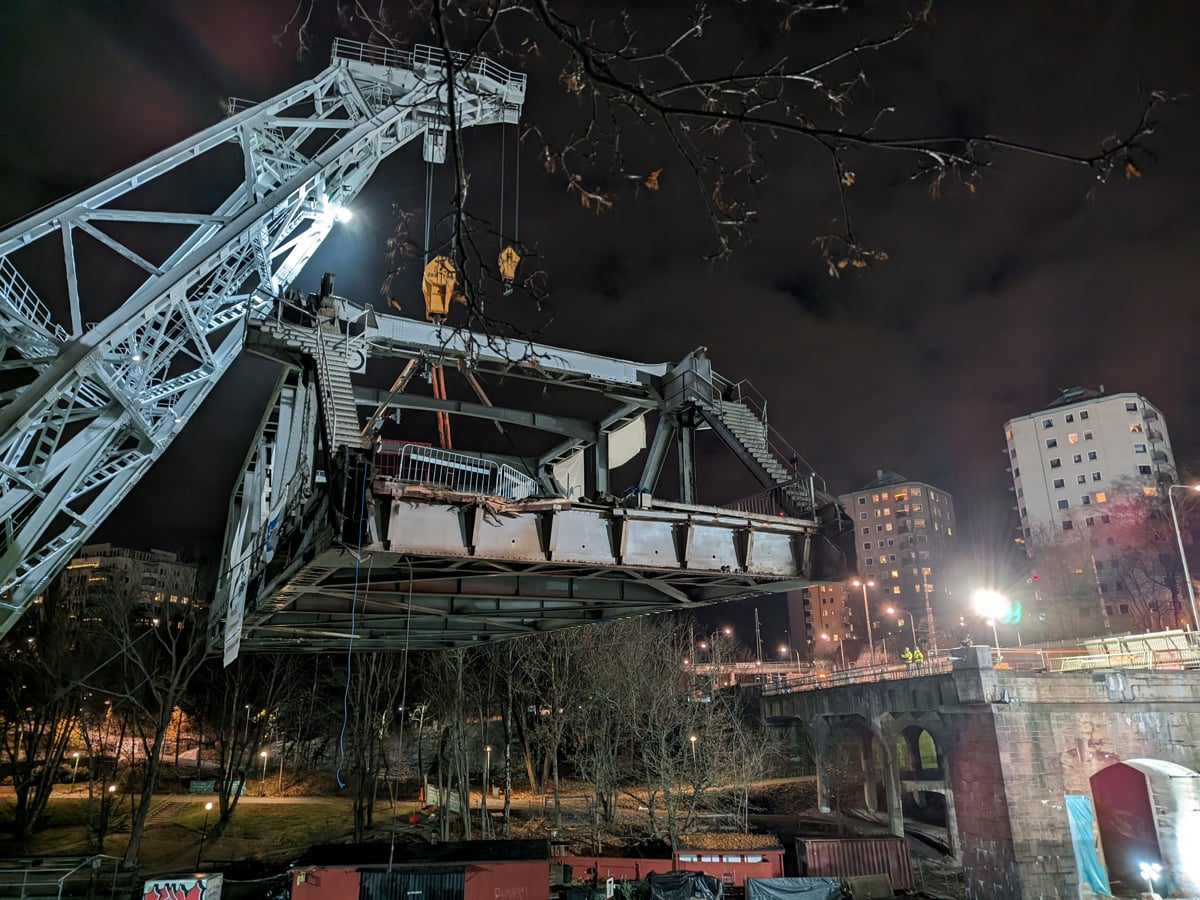 Norra Danviksbrons klaff lyfts bort