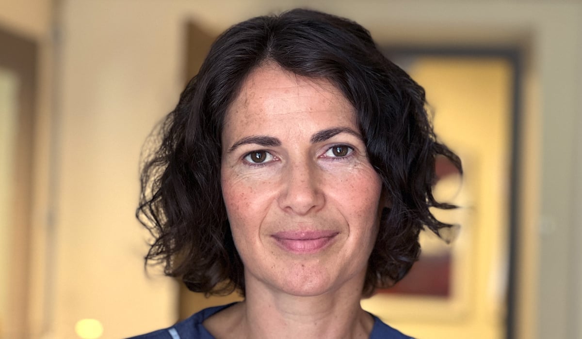 Porträttbild på Helena, klädd i sjukhuskläder