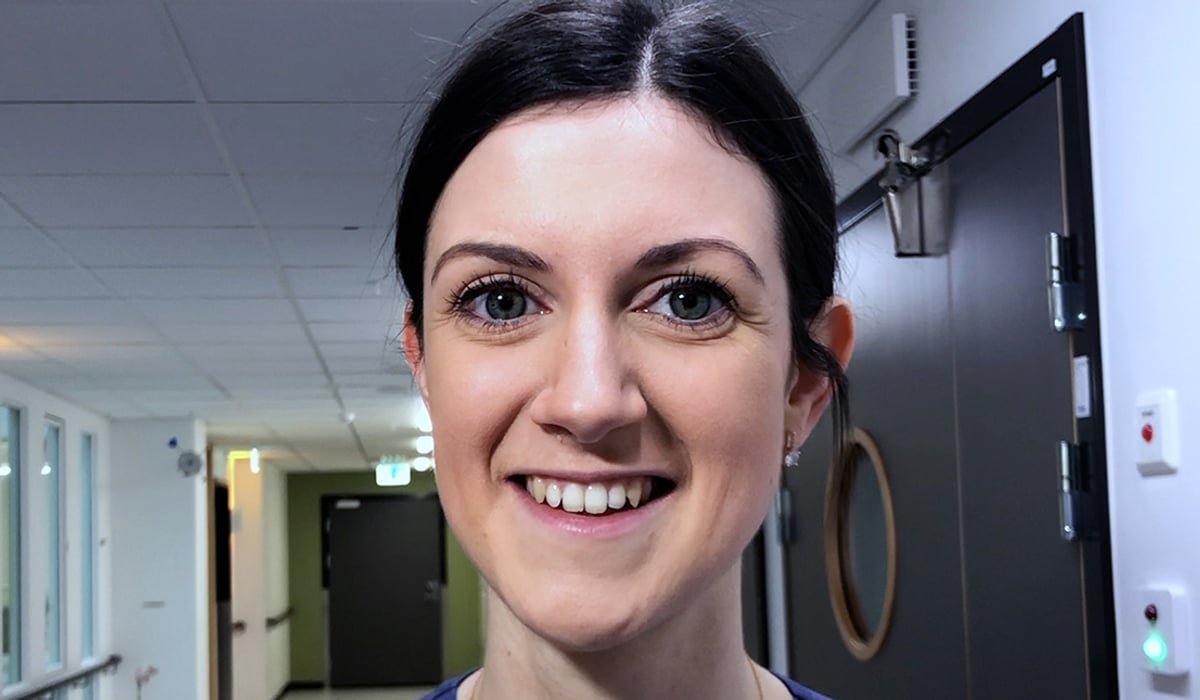 Porträttbild på Maria, klädd i sjukhuskläder