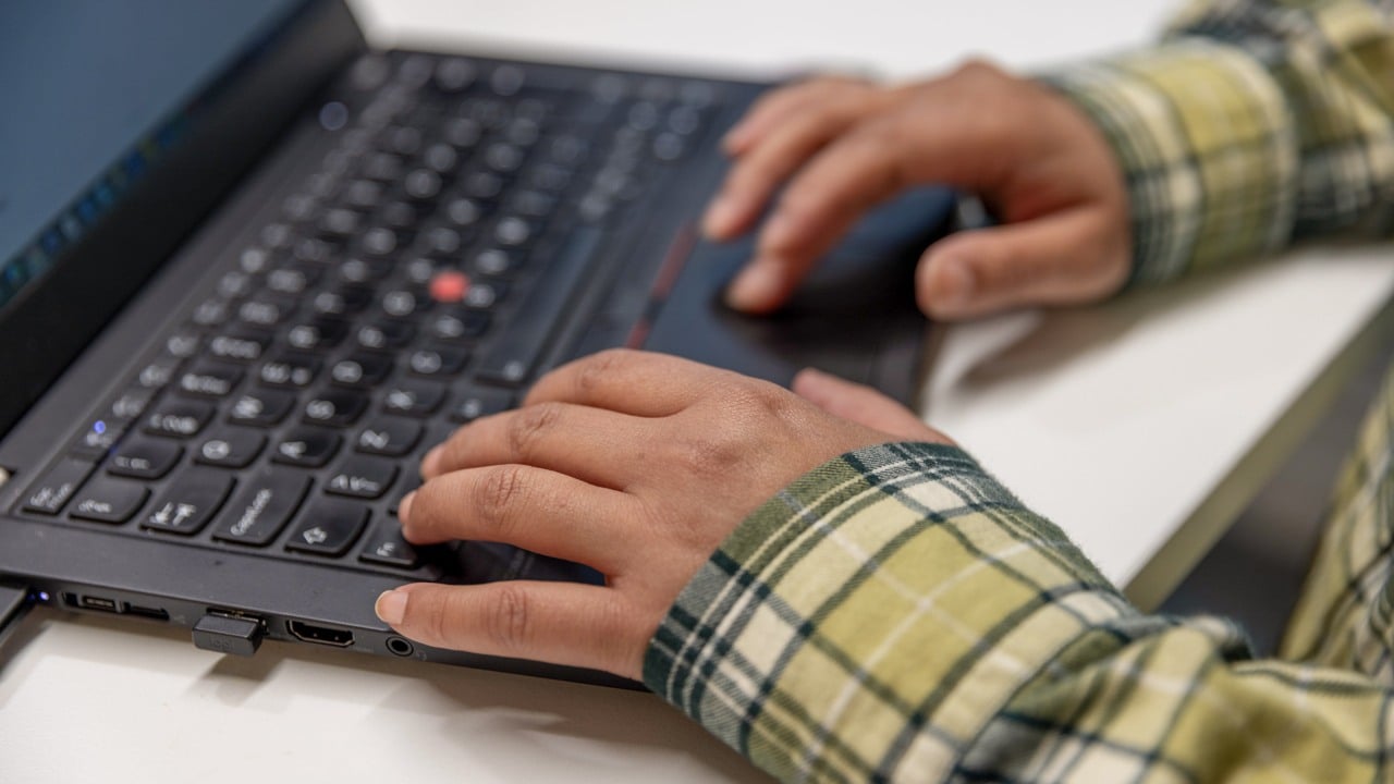 Händer på tangentbord.