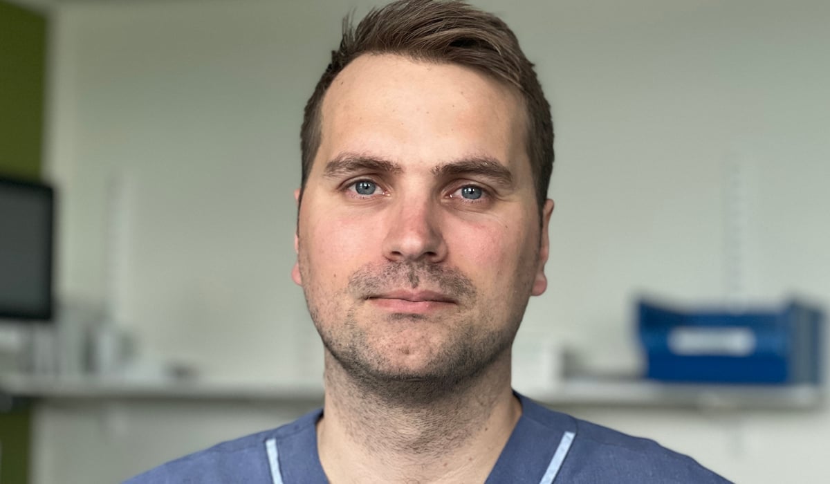 Porträttbild på Johan, klädd i sjukhuskläder