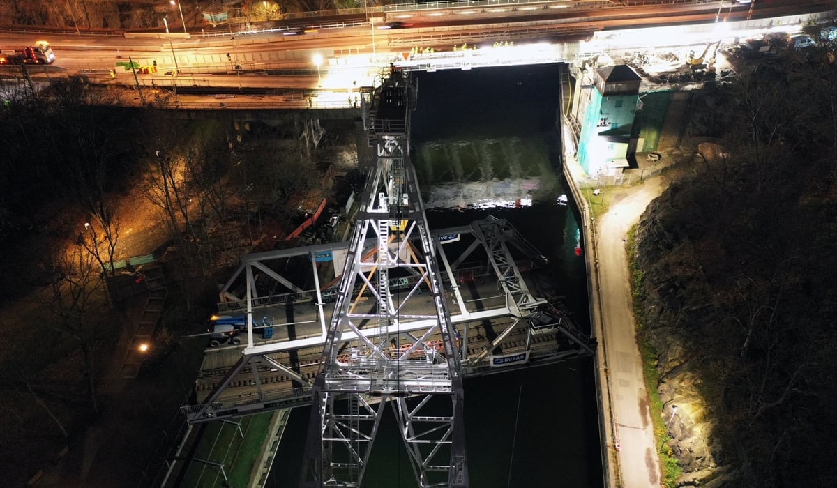 Drönarfoto broklaff lyfts bort Norra Danviksbron
