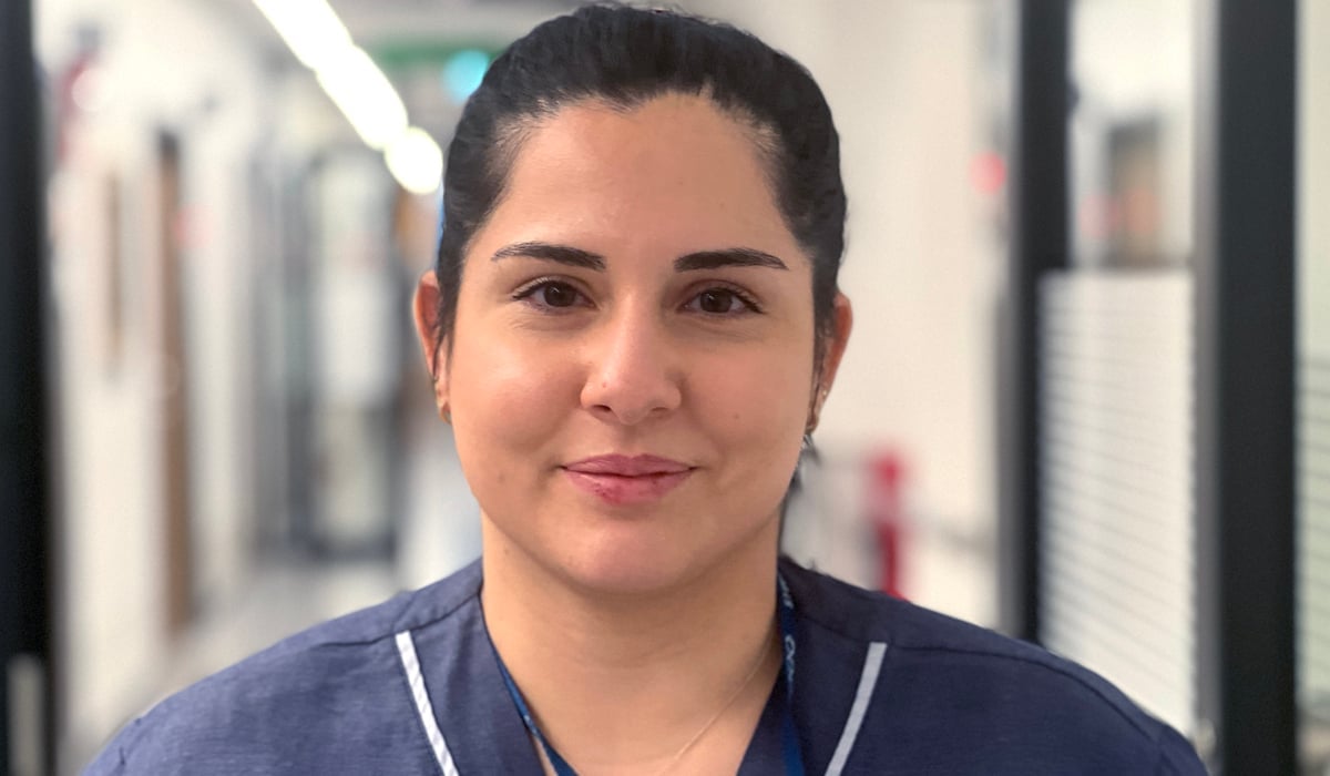 Porträttbild på Lojain klädd i sjukhuskläder