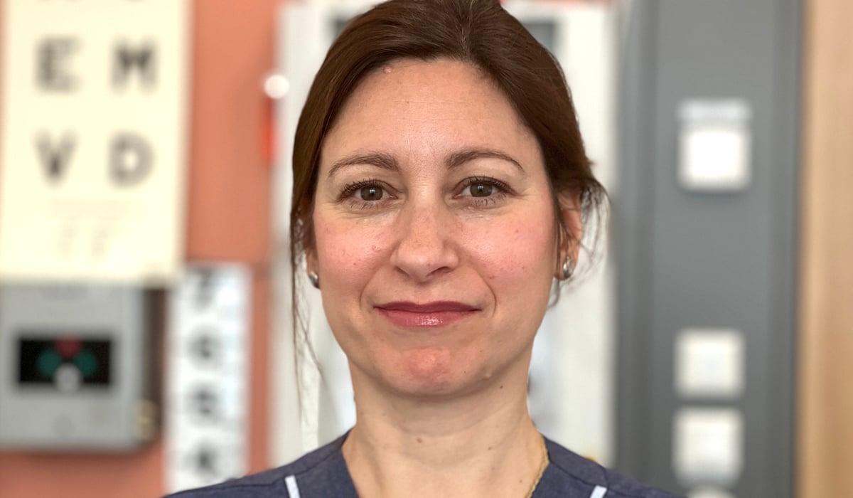 Porträttbild på Katja, klädd i sjukhuskläder