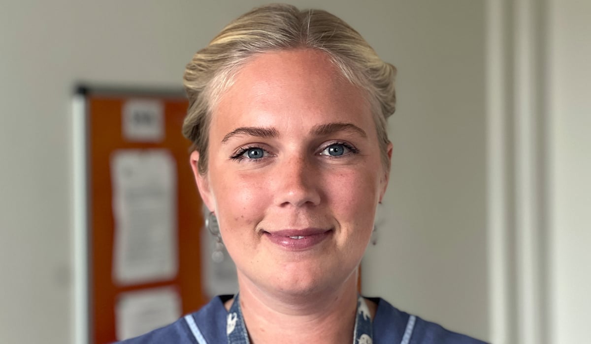 Porträttbild på Ida, klädd i sjukhuskläder