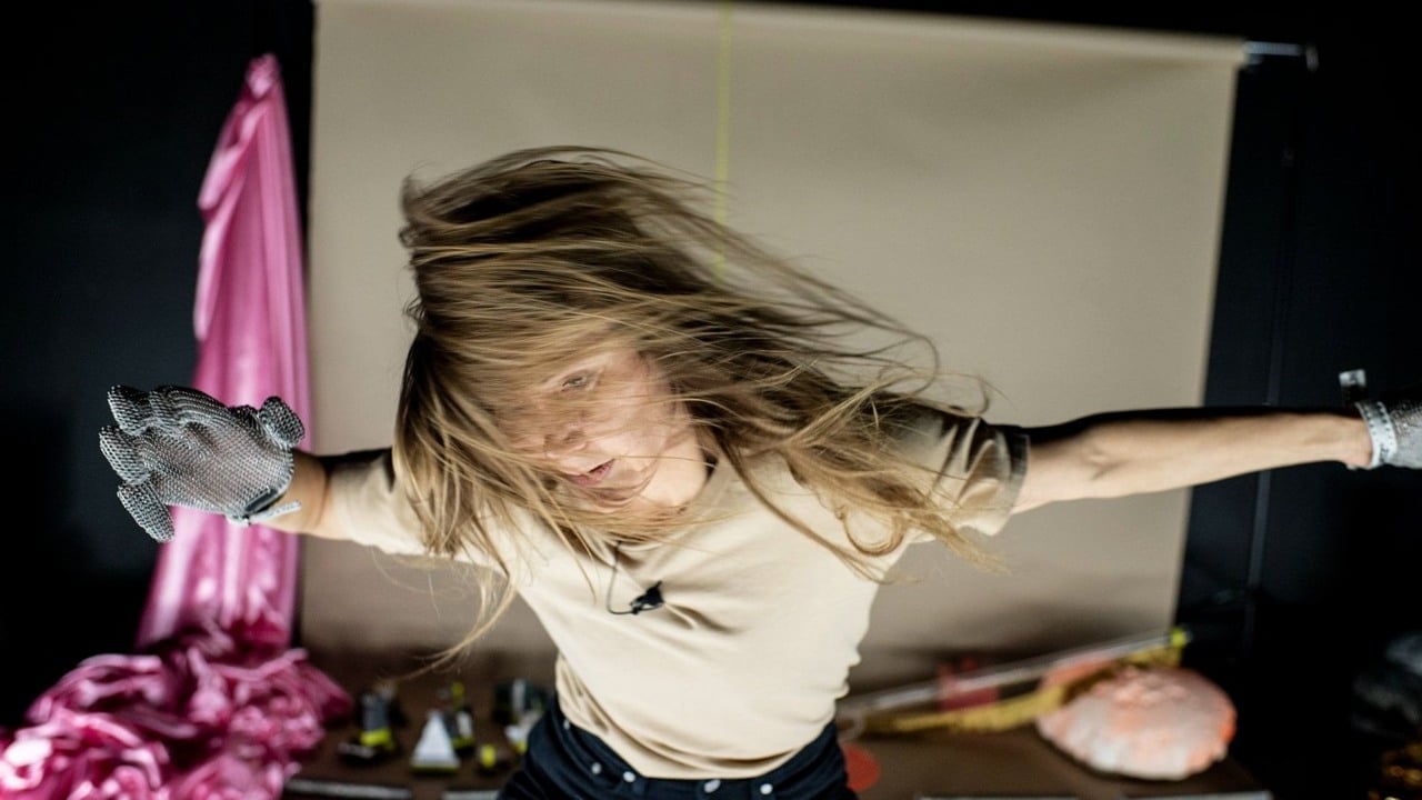 Kvinna med handskar dansar på scen. 