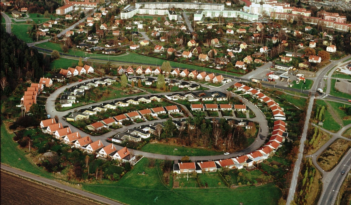 Flygfoto över ett bostadsområde format som ett ägg. 